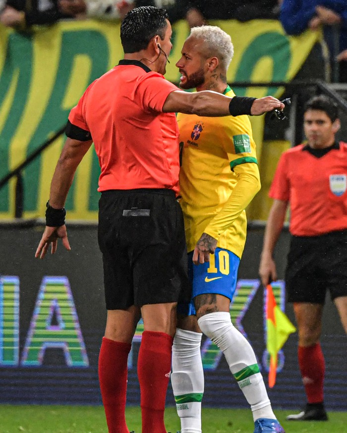 Neymar huých thẳng vào ngực trọng tài nhưng thoát án phạt - Ảnh 2.