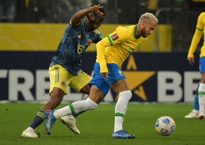 Brazil và Neymar gặp nhiều khó khăn trước lối chơi mạnh mẽ của Colombia