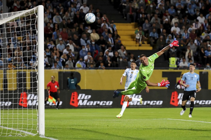 Messi lần đầu ngồi ghế dự bị sau 5 năm, Argentina nhọc nhằn đánh bại Uruguay - Ảnh 4.