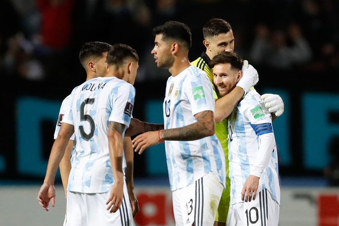 Messi lần đầu ngồi ghế dự bị sau 5 năm, Argentina nhọc nhằn đánh bại Uruguay - Ảnh 10.