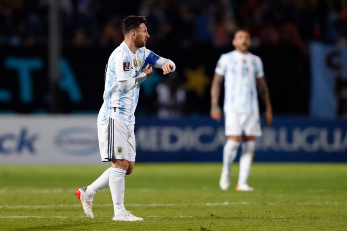 Messi lần đầu ngồi ghế dự bị sau 5 năm, Argentina nhọc nhằn đánh bại Uruguay - Ảnh 8.