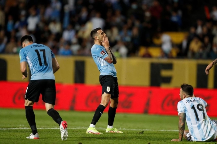 Messi lần đầu ngồi ghế dự bị sau 5 năm, Argentina nhọc nhằn đánh bại Uruguay - Ảnh 6.
