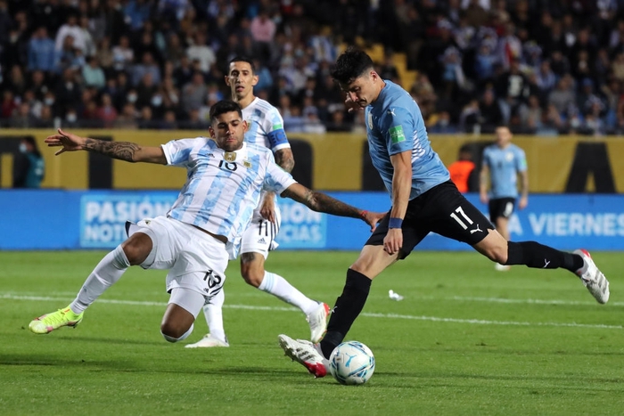 Messi lần đầu ngồi ghế dự bị sau 5 năm, Argentina nhọc nhằn đánh bại Uruguay - Ảnh 7.