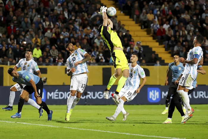 Messi lần đầu ngồi ghế dự bị sau 5 năm, Argentina nhọc nhằn đánh bại Uruguay - Ảnh 9.