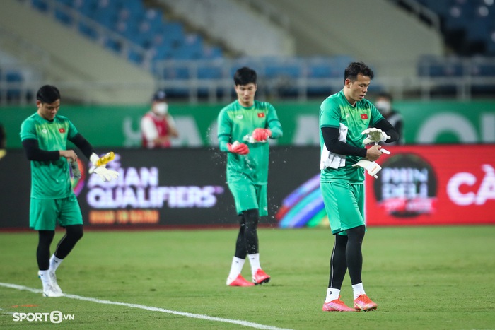 Sân Mỹ Đình bất ngờ tưới trước trước buổi tập, tuyển Việt Nam rèn kỹ thuật trước trận gặp Saudi Arabia - Ảnh 12.
