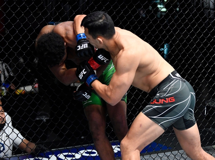 Tung cơn mưa đòn chỏ, &quot;chiến binh&quot; Hàn Quốc Da Un Jung giành chiến thắng gây sốt tại UFC - Ảnh 3.