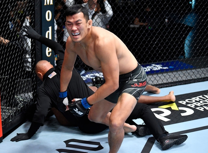Tung cơn mưa đòn chỏ, &quot;chiến binh&quot; Hàn Quốc Da Un Jung giành chiến thắng gây sốt tại UFC - Ảnh 4.
