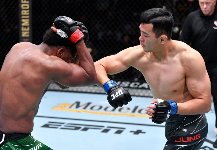 Tung cơn mưa đòn chỏ, &quot;chiến binh&quot; Hàn Quốc Da Un Jung giành chiến thắng gây sốt tại UFC - Ảnh 2.