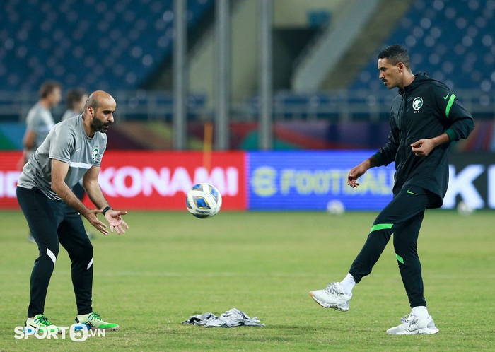 Cầu thủ Saudi Arabia chịu phạt búng tai ở buổi tập thử sân Mỹ Đình - Ảnh 9.