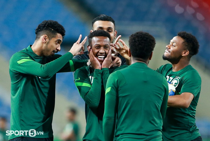 Cầu thủ Saudi Arabia chịu phạt búng tai ở buổi tập thử sân Mỹ Đình - Ảnh 3.