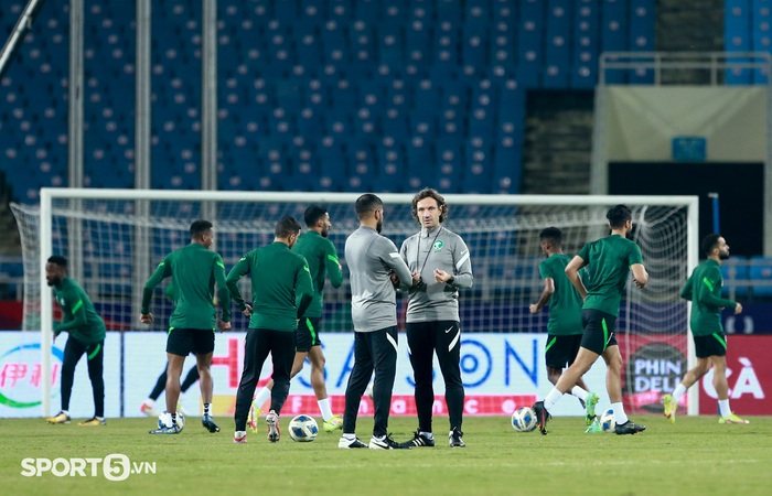 Cầu thủ Saudi Arabia chịu phạt búng tai ở buổi tập thử sân Mỹ Đình - Ảnh 1.