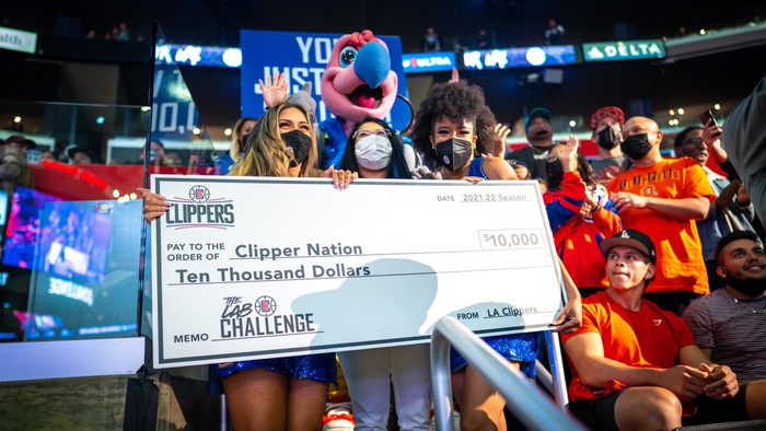 Los Angeles Clippers chơi lớn: Tặng 10.000 USD cho NHM ở mỗi trận đấu sân nhà trong tháng 11 - Ảnh 2.