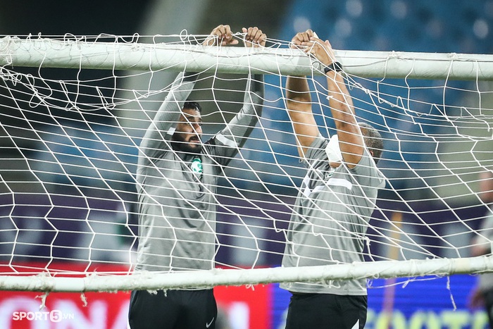 Cầu thủ Saudi Arabia chịu phạt búng tai ở buổi tập thử sân Mỹ Đình - Ảnh 5.