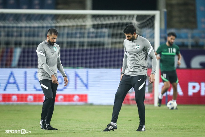 BHL tuyển Saudi Arabia kiểm tra mặt sân, vất vả &quot;vá&quot; lưới cầu môn trước buổi tập làm quên sân Mỹ Đình - Ảnh 5.