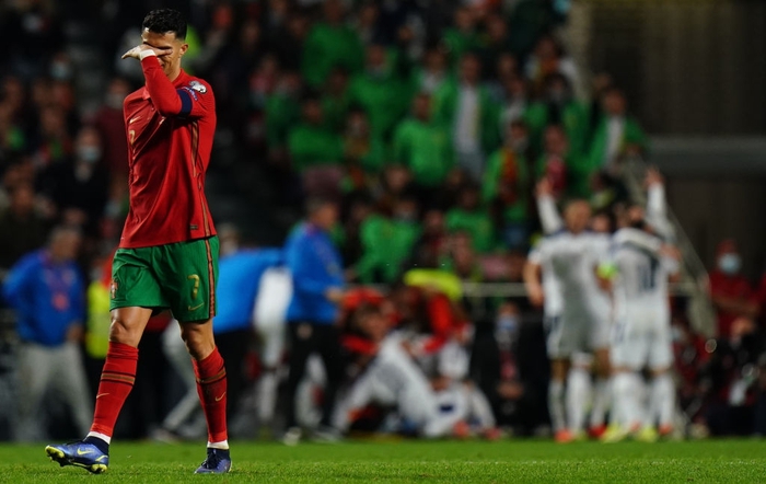 Ronaldo suy sụp, buồn bã tột cùng sau thất bại khiến Bồ Đào Nha mất vé đi World Cup 2022 - Ảnh 1.