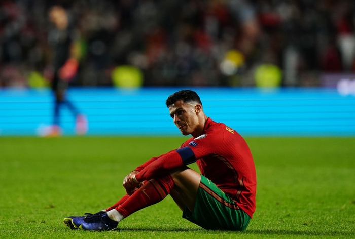 Ronaldo suy sụp, buồn bã tột cùng sau thất bại khiến Bồ Đào Nha mất vé đi World Cup 2022 - Ảnh 6.