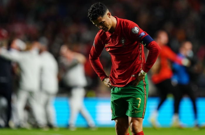 Ronaldo suy sụp, buồn bã tột cùng sau thất bại khiến Bồ Đào Nha mất vé đi World Cup 2022 - Ảnh 4.