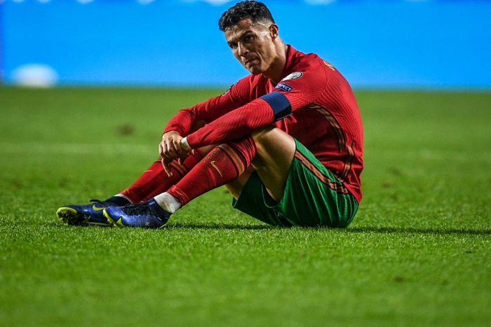 Ronaldo thất vọng sau khi để thua ở phút 90 của trận đấu