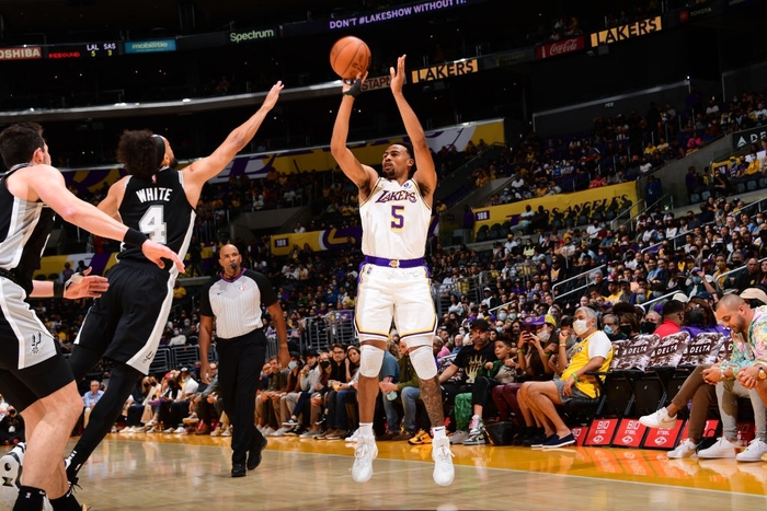 Los Angeles Lakers lấy lại niềm tin với chiến thắng đầy bản lĩnh trước San Antonio Spurs - Ảnh 1.
