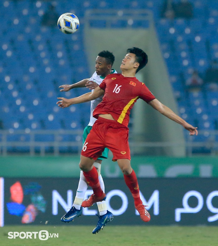Phan Văn Đức tự trách bản thân vì bỏ lỡ cơ hội gỡ hoà cho tuyển Việt Nam ở phút 90 - Ảnh 3.
