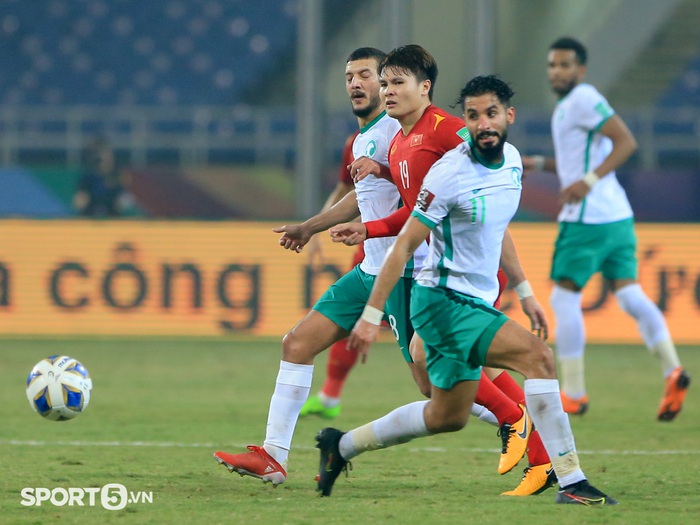 Quang Hải làm cầu thủ Saudi Arabia bẽ bàng với pha chạm bóng tinh tế  - Ảnh 3.
