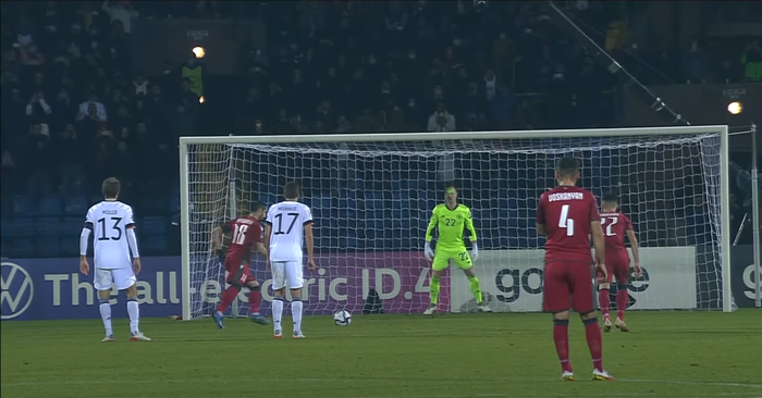 Ter Stegen bị fan Armenia chiếu laser thẳng mặt khi đang bắt penalty cho tuyển Đức - Ảnh 2.