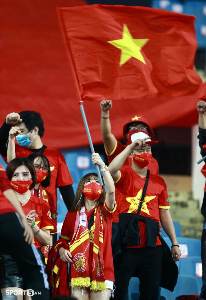 CĐV Việt Nam giữ vững tinh thần cổ động cho ĐT Việt Nam trận gặp Saudi Arabia  - Ảnh 1.