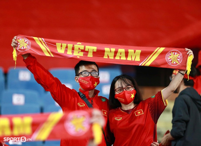CĐV Việt Nam giữ vững tinh thần cổ động cho ĐT Việt Nam trận gặp Saudi Arabia  - Ảnh 3.