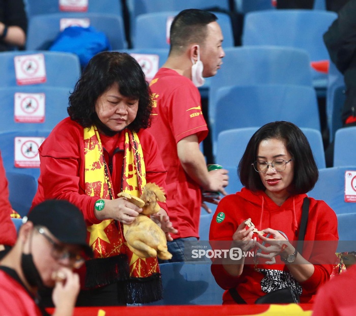 CĐV Việt Nam lập bàn cầu may ở sân Mỹ Đình trước trận Việt Nam gặp Saudi Arabia - Ảnh 3.