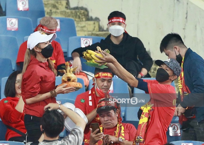 CĐV Việt Nam lập bàn cầu may ở sân Mỹ Đình trước trận Việt Nam gặp Saudi Arabia - Ảnh 1.