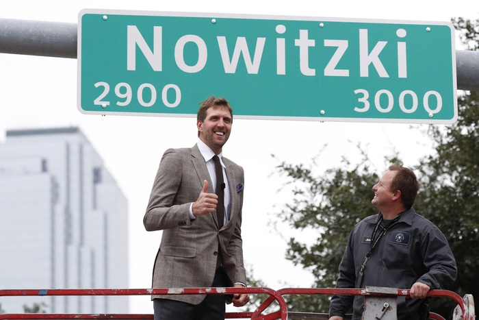 Hậu giải nghệ của Dirk Nowitzki: Đầu tư cho người hâm mộ, được Mavericks ấn định ngày treo áo - Ảnh 1.