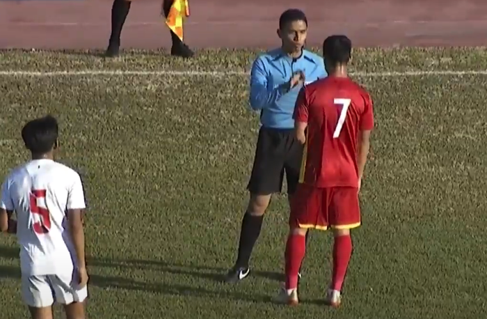 Cầu thủ U23 Việt Nam thoát thẻ đỏ sau pha đánh nguội vô duyên - Ảnh 2.
