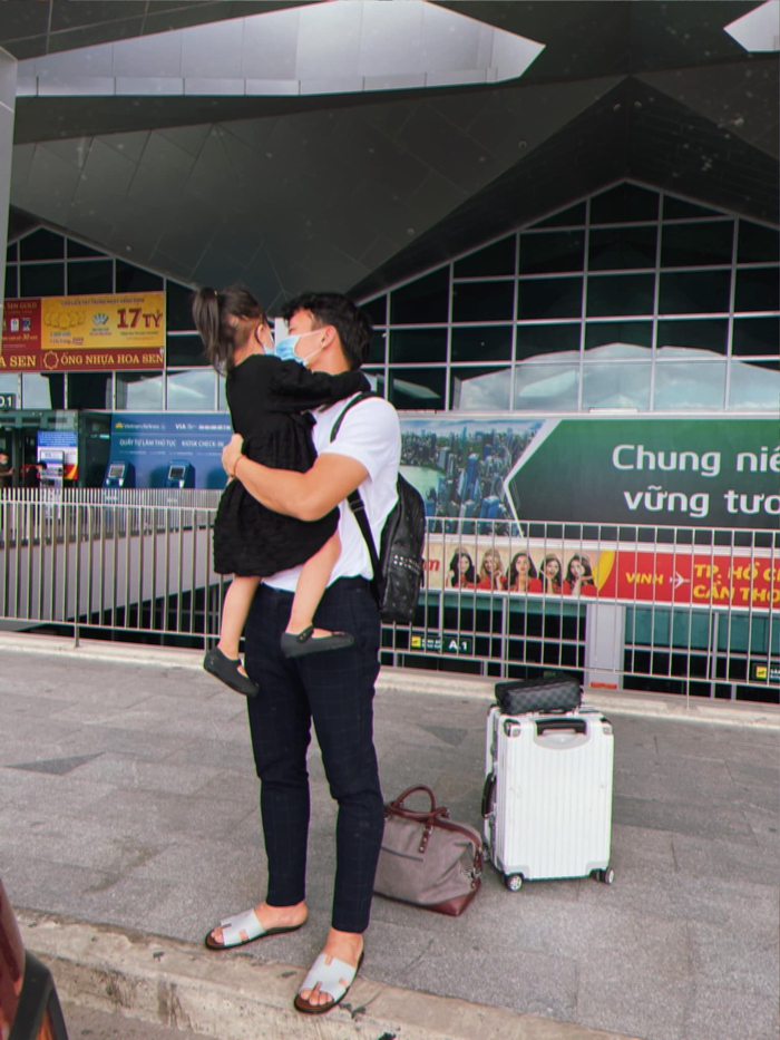 ĐT Việt Nam hội quân chuẩn bị cho AFF Cup: Quế Ngọc Hải bịn rịn ôm con gái tại sân bay Vinh - Ảnh 3.