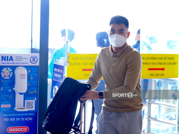 “Lớp phó” Đức Huy giúp các đồng đội khai báo y tế tại sân bay Nội Bài - Ảnh 1.