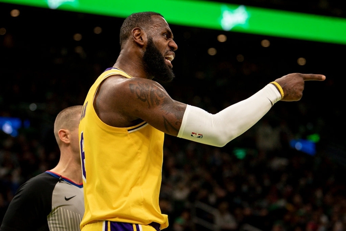 Los Angeles Lakers bị Boston Celtics huỷ diệt bất chấp sự trở lại của LeBron James - Ảnh 1.