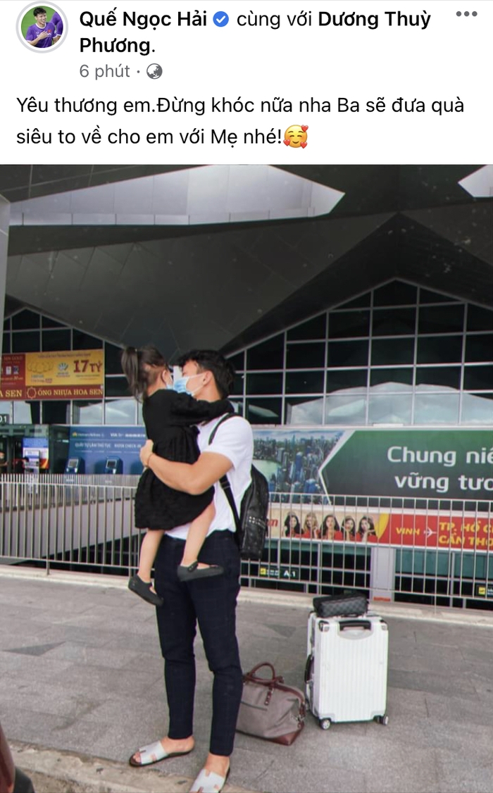 Cầu thủ tuyển Việt Nam nghẹ ngào tạm biệt vợ con và bạn gái để lên đường làm nhiệm vụ - Ảnh 1.