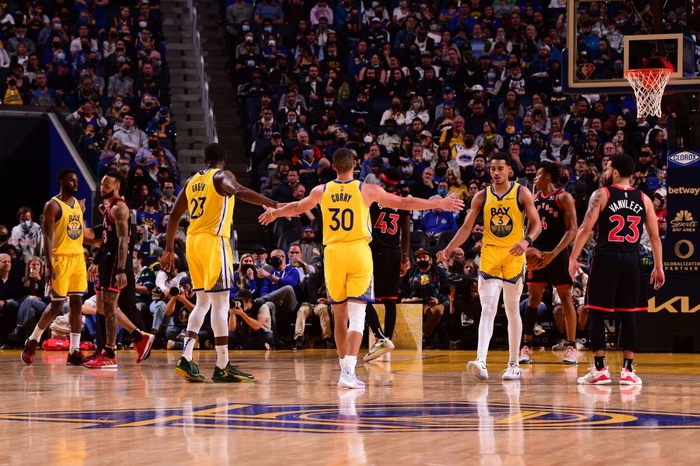 Chẳng cần Stephen Curry toả sáng, Golden State Warriors vẫn biết cách giành thắng lợi huỷ diệt - Ảnh 1.