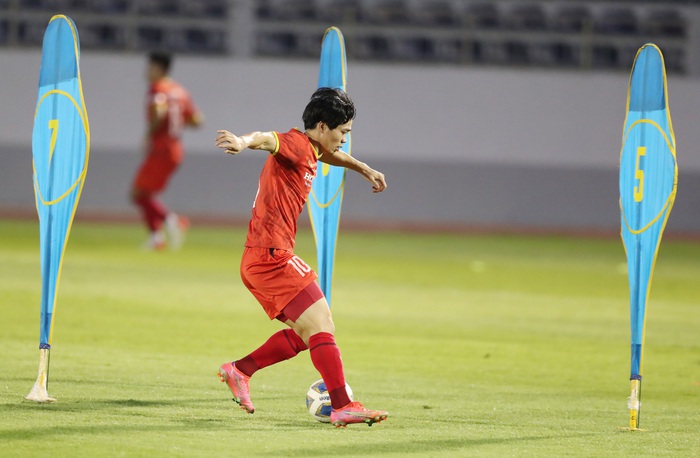 Thầy Park dạy tuyển Việt Nam học cách thoát người kèm chặt, đeo bám ở AFF Cup - Ảnh 7.