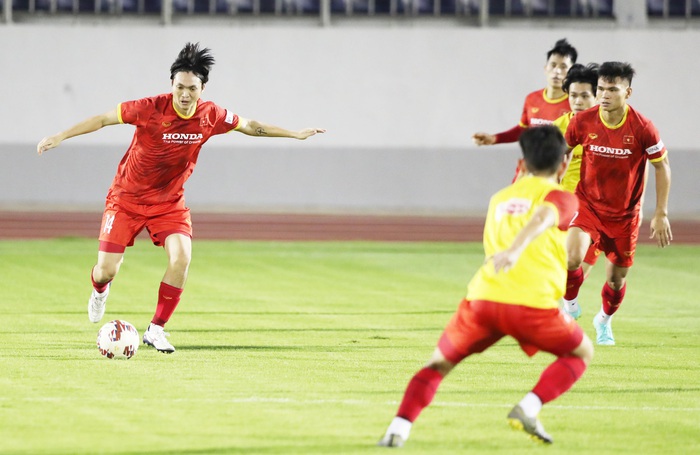 Thầy Park dạy tuyển Việt Nam học cách thoát người kèm chặt, đeo bám ở AFF Cup - Ảnh 9.