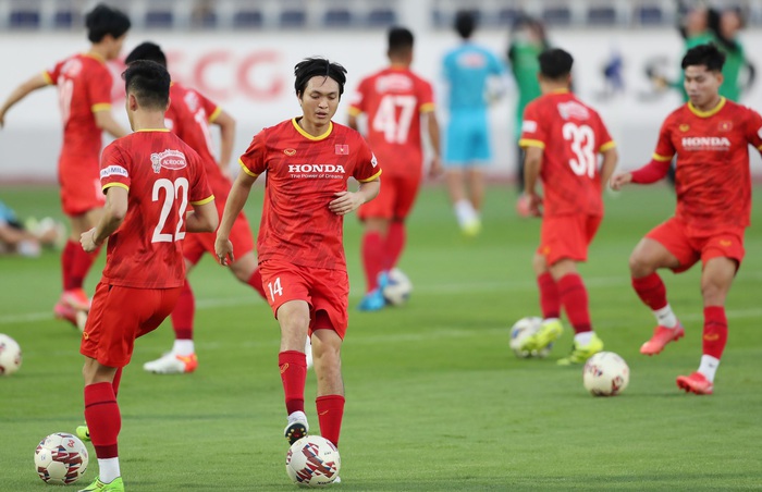 Thầy Park dạy tuyển Việt Nam học cách thoát người kèm chặt, đeo bám ở AFF Cup - Ảnh 1.