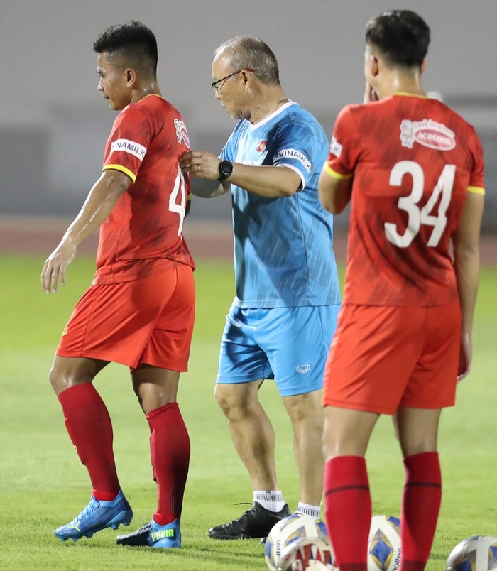 Thầy Park dạy tuyển Việt Nam học cách thoát người kèm chặt, đeo bám ở AFF Cup - Ảnh 4.