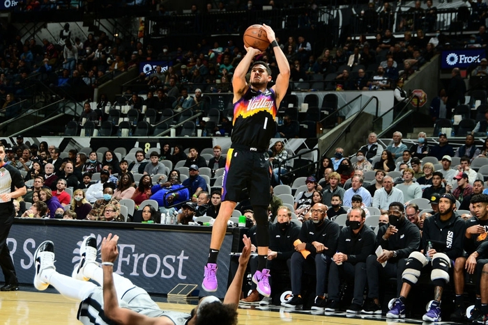 Đả bại San Antonio Spurs, Phoenix Suns nâng mạch thắng lịch sử lên con số 13 - Ảnh 1.