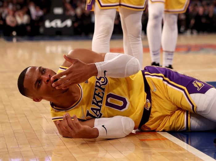 Los Angeles Lakers suýt làm nên chuyện trên sân của New York Knicks - Ảnh 2.
