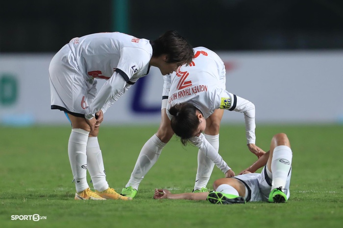 HLV người Hàn Quốc bị đuổi khỏi sân, Hà Nội mất chức vô địch   - Ảnh 1.