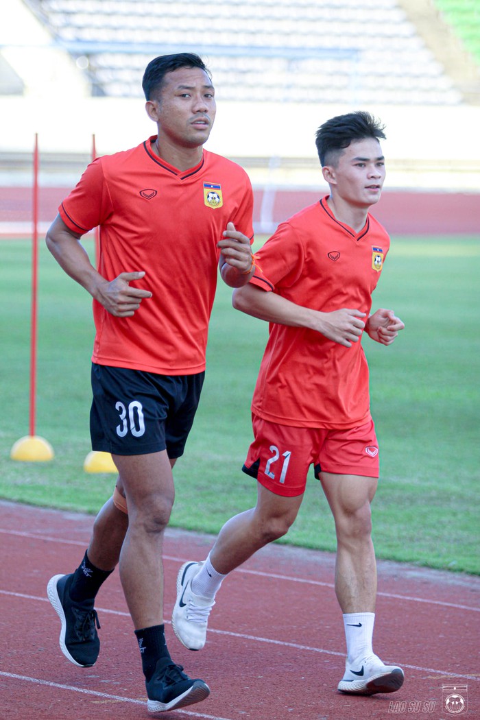 Thiếu quân, tuyển Lào vẫn hăng say luyện tập chuẩn bị gặp tuyển Việt Nam tại AFF Cup 2020 - Ảnh 1.
