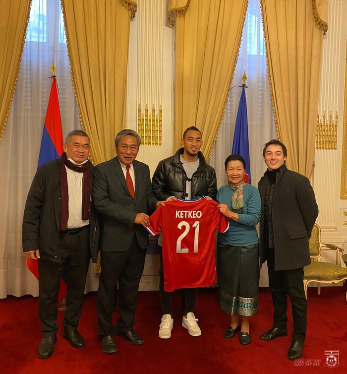 Cựu sao Ligue 1 của đội tuyển Lào khẳng định sẽ tự tin chơi bóng trước đội tuyển Việt Nam tại AFF Cup 2020 - Ảnh 2.