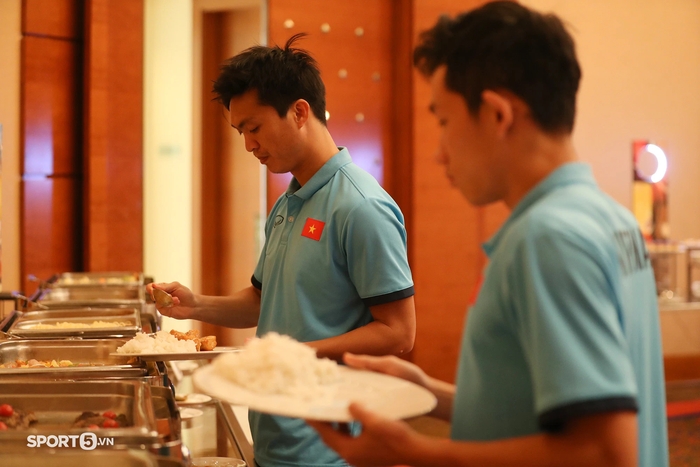 Tuyển Việt Nam &quot;than trời&quot; vì phải ăn tại phòng ở AFF Cup 2020 - Ảnh 1.