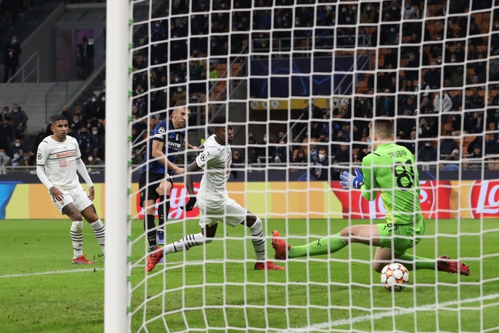 Edin Dzeko rực sáng đưa Inter Milan lên ngôi đầu bảng Champions League - Ảnh 3.
