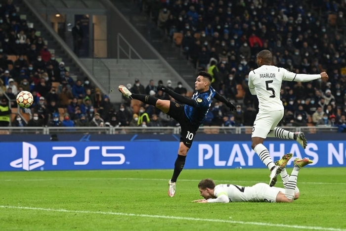 Edin Dzeko rực sáng đưa Inter Milan lên ngôi đầu bảng Champions League - Ảnh 4.
