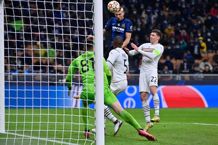 Edin Dzeko rực sáng đưa Inter Milan lên ngôi đầu bảng Champions League - Ảnh 6.